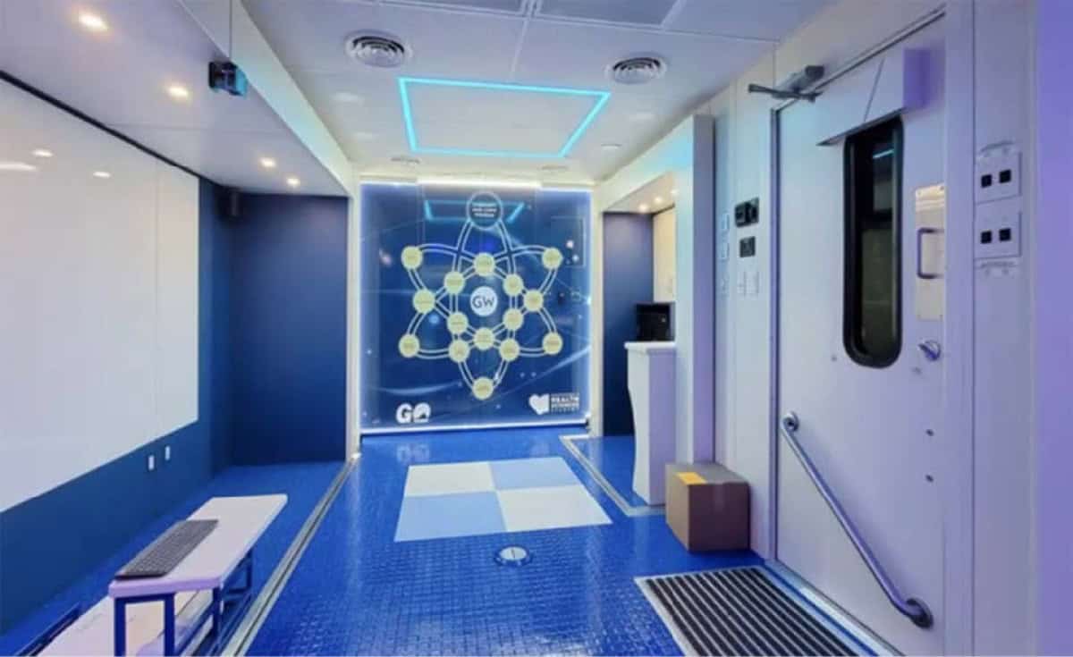 Interno del laboratorio mobile del George Washington University Truck, con installazioni interattive e spazi per l’apprendimento.