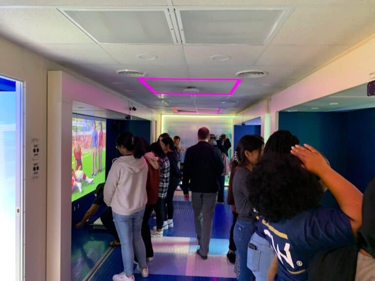 Studenti e visitatori all’interno del George Washington University Truck, interagendo con le installazioni educative.