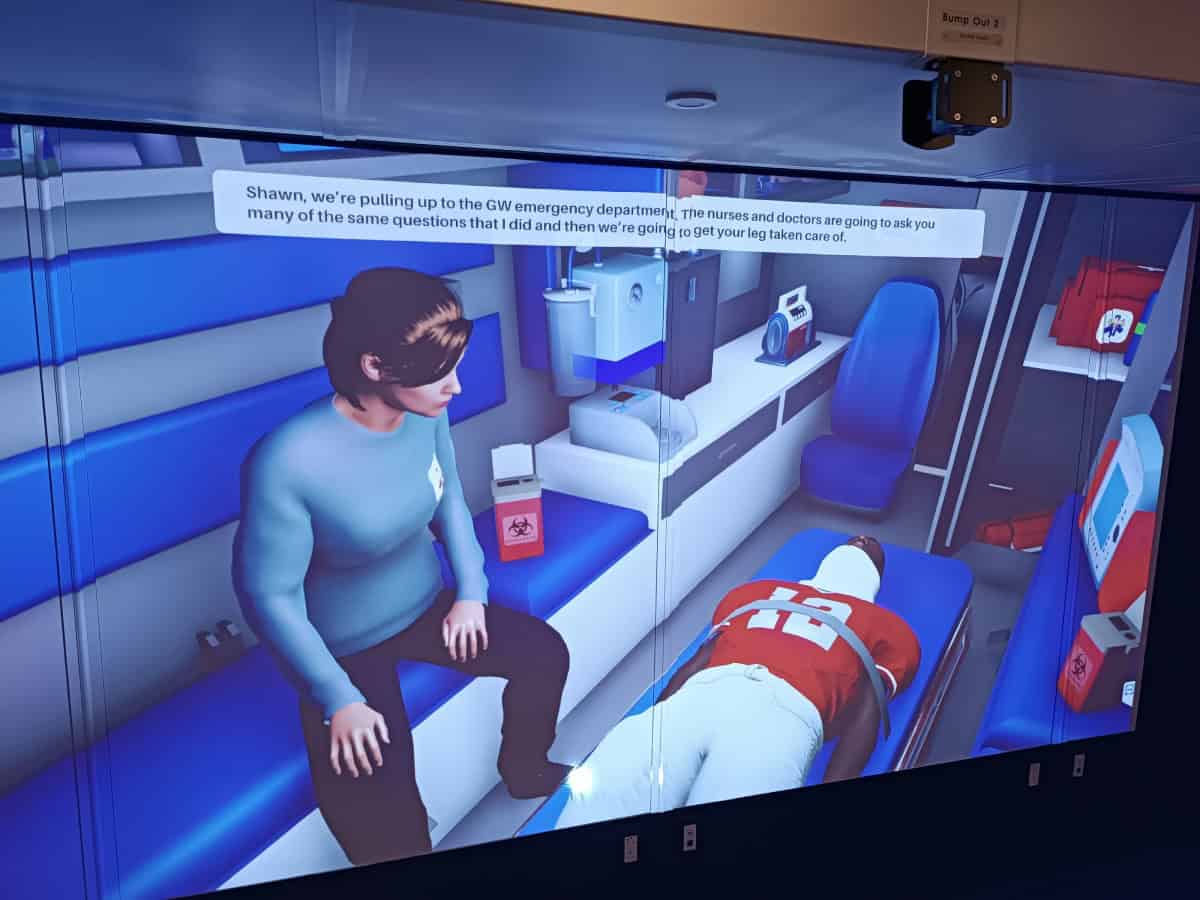Simulazione di un intervento di emergenza in un’ambulanza virtuale, con un personaggio che assiste il paziente.